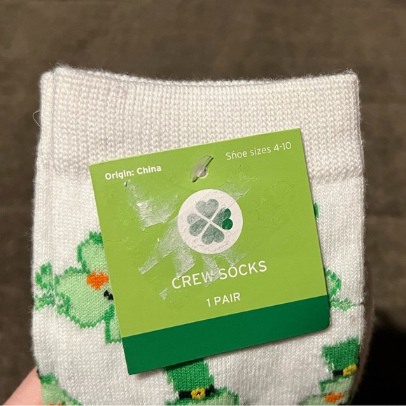 *6 for $10!*St. Patrick’s Day Paddy Crew Socks Heart Eyes Hand Holding Shamrocks - Picture 3 of 4